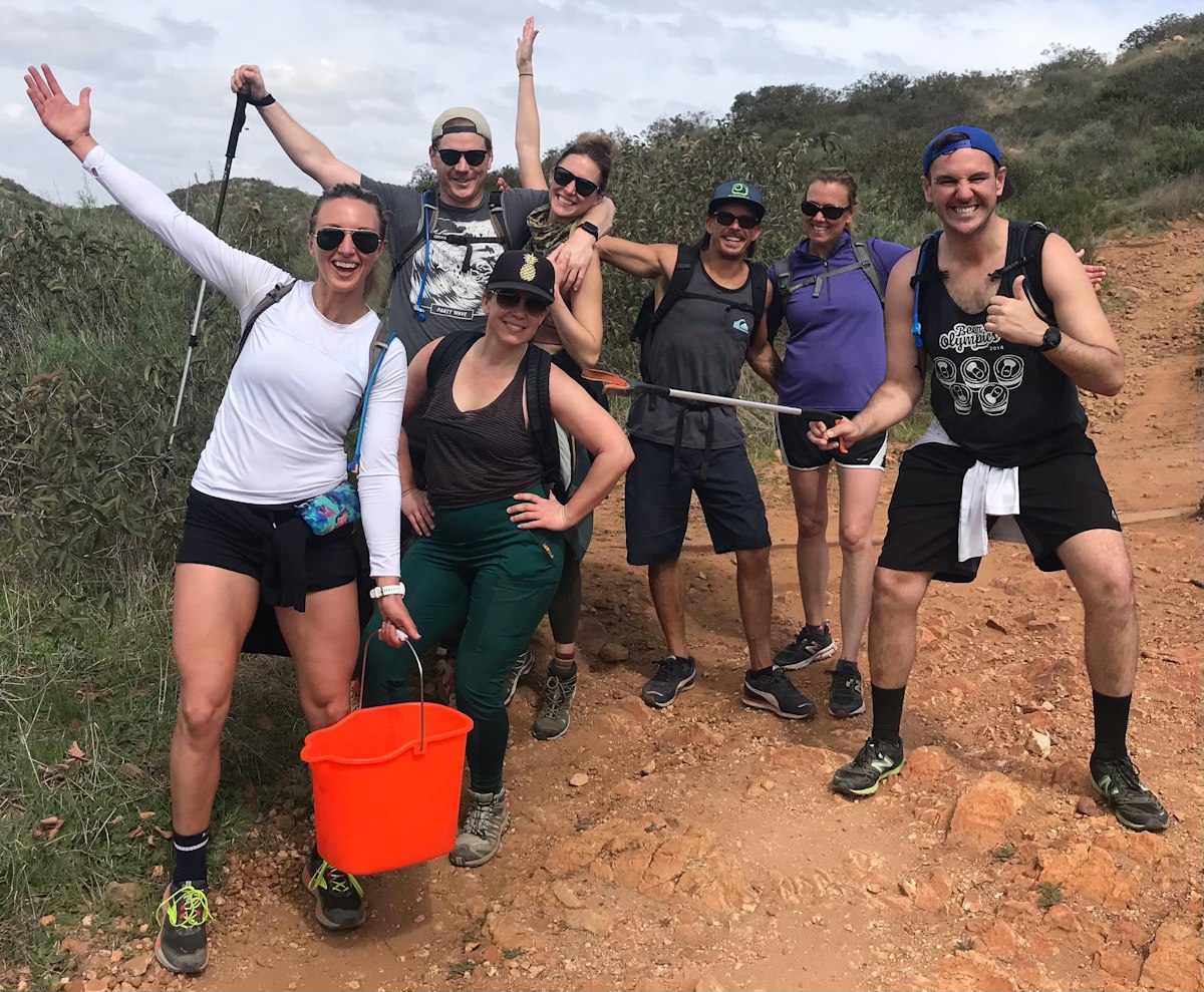 Un groupe de personnes réunies en plein air
