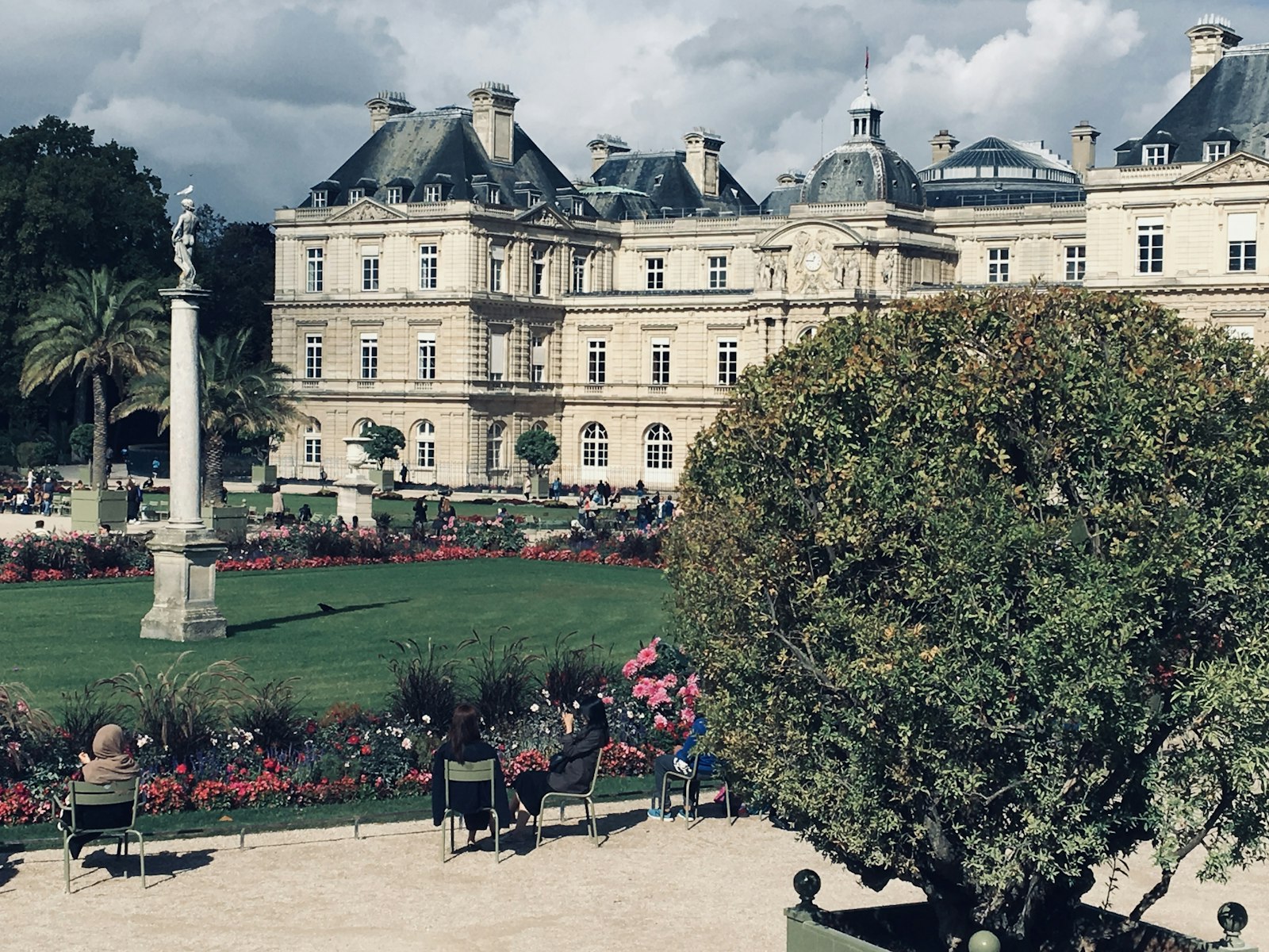 La façade du palais du Luxembourg derrière les arbres