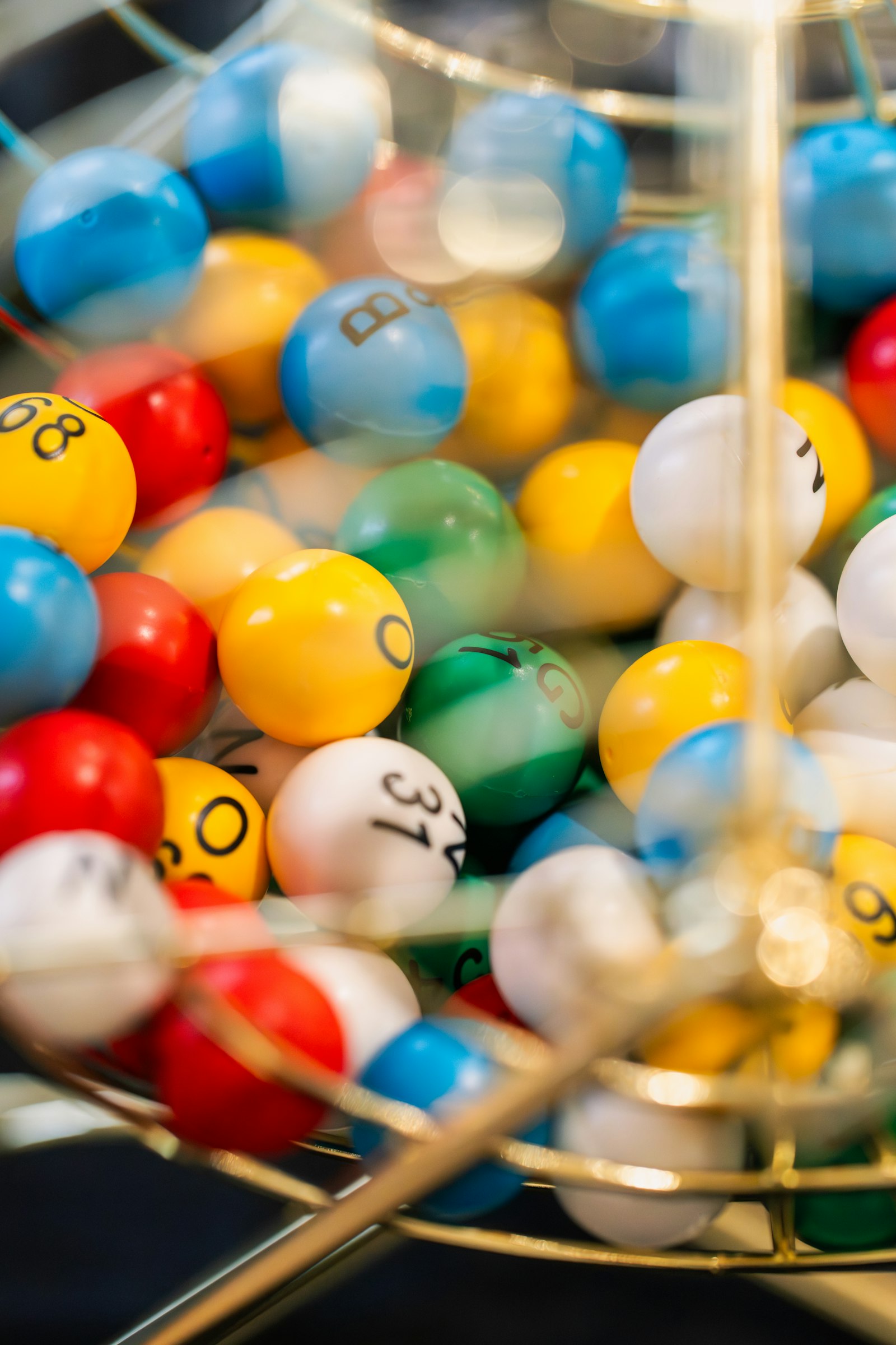 Une sphère de tirage au sort remplie de boules